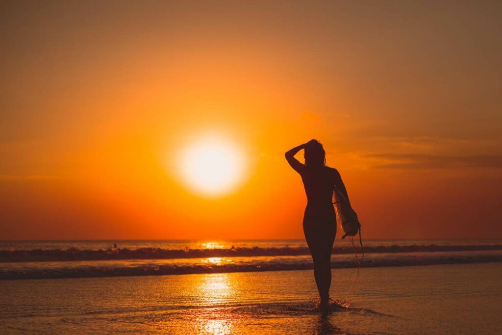 Exponerse al sol al atardecer o al amanecer para absorber la luz infrarroja