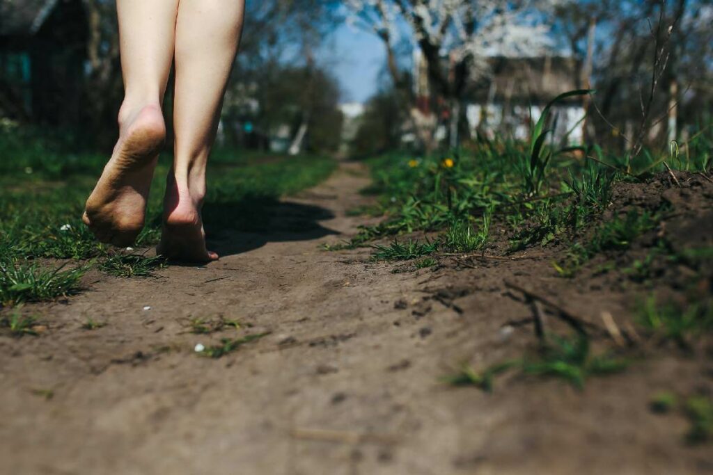 La transición es el proceso por el que puedes adaptar tu cambio del zapato convencional al barefoot o minimalista sin tener lesiones en el cambio.